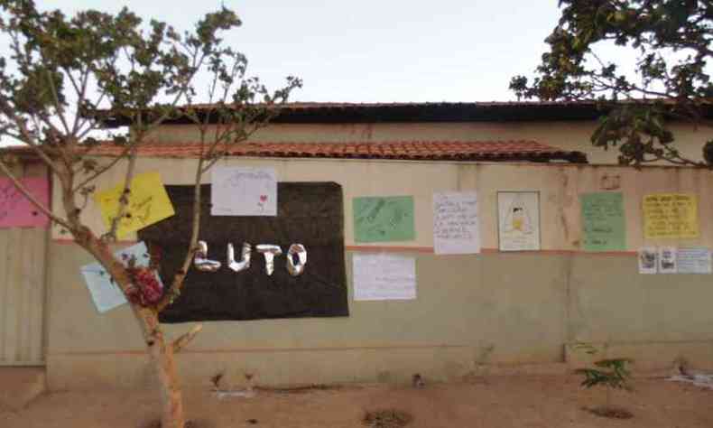 Vrios cartazes foram colocados no muro da creche Gente Inocente, local do massacre de Janaba. Unidade no tinha dispositivos de preveno a incndios(foto: Luiz Ribeiro/EM/D.A PRESS)