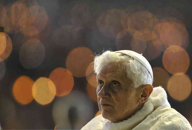 Papa Bento XVI em fundo iluminado 