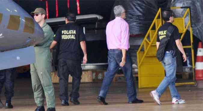 Condenados desembarcam do avio da Polcia Federal em Braslia(foto: Ed Alves/CB/D.A Press)