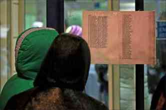 Parentes de vtimas leem lista de passageiros no aeroporto de Kasan(foto: ROMAN KRUCHININ/AFP)