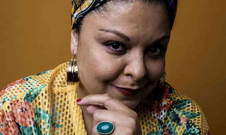 Em seu trabalho, A cantora Fabiana Cozza chama a ateno para a riqueza das mitologias negras e das razes africanas do Brasil