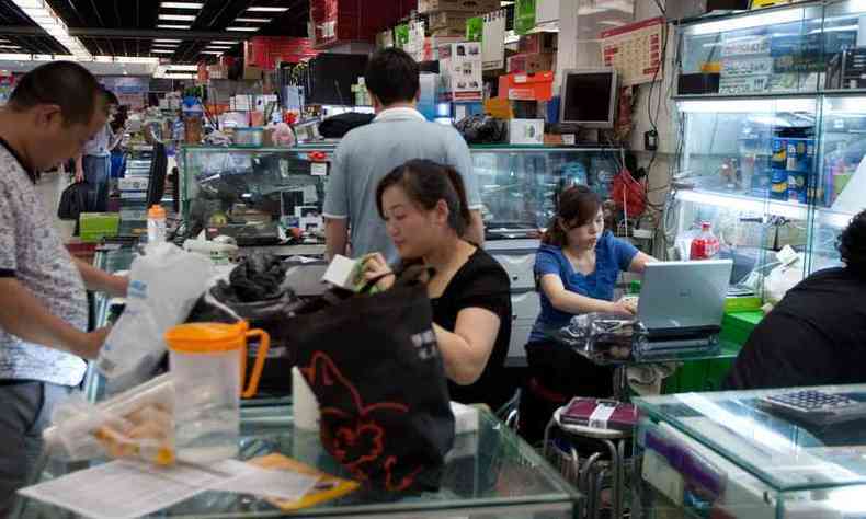 Pessoas trabalhando em um shopping no distrito de Zhongguancun, em Pequim, conhecido como Vale do Silcio da China(foto: Ed Jones / AFP)