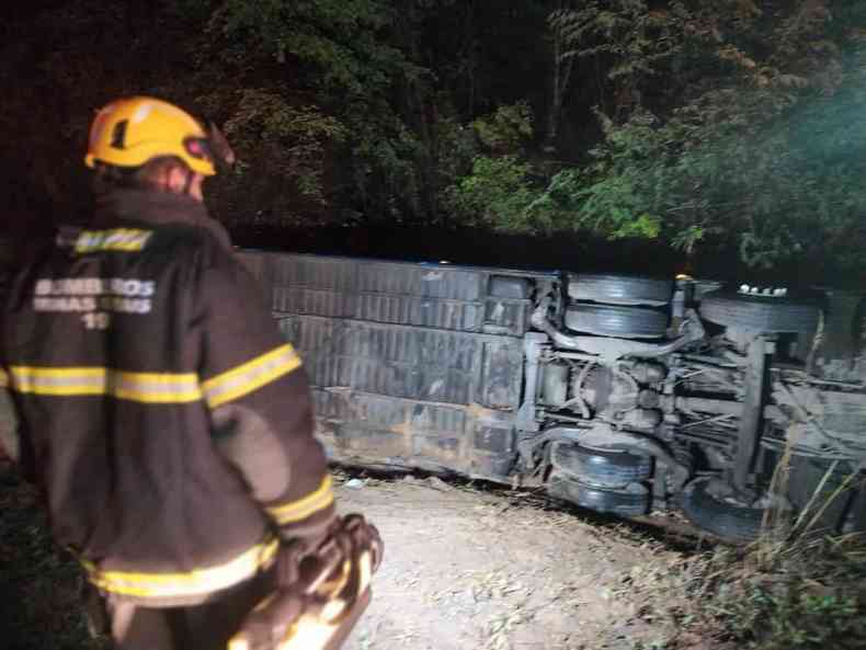 Ônibus bate de frente com van na BR-251 e deixa dois mortos e 10 feridos