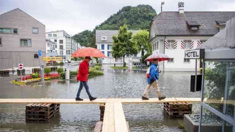 Em Stansstad, na Sua, pontes improvisadas foram instaladas sobre ruas inundadas.(foto: EPA)