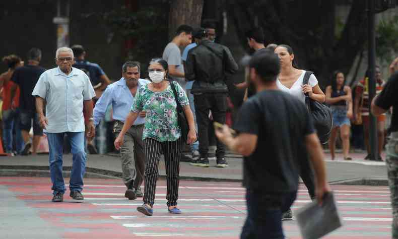 pessoas andando na rua 