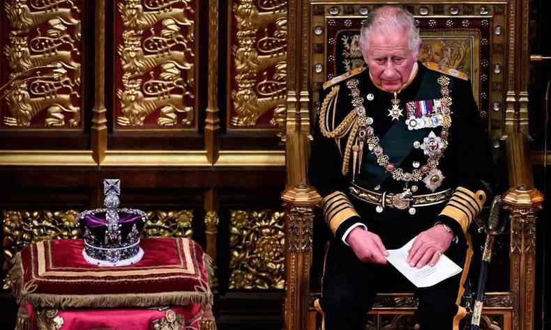 Charles III ao trono - 'A rainha morreu, viva o rei' -, depois de 70 anos de reinado de Elizabeth II, no tem o mesmo prestgio popular da me, seja na prpria Inglaterra, seja no exterior.
