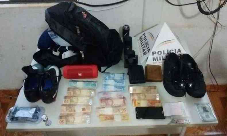 Chuteiras, dinheiro e objetos dos jogadores foram apreendidos com o suspeito, alm do celular em que estavam armazenadas as nudes (foto: Polcia Militar/ Divulgao )