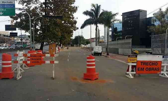 Cones serão retirados no sábado e parte da avenida vai voltar a receber veículos(foto: Paulo Filgueiras/EM/D.A PRESS)