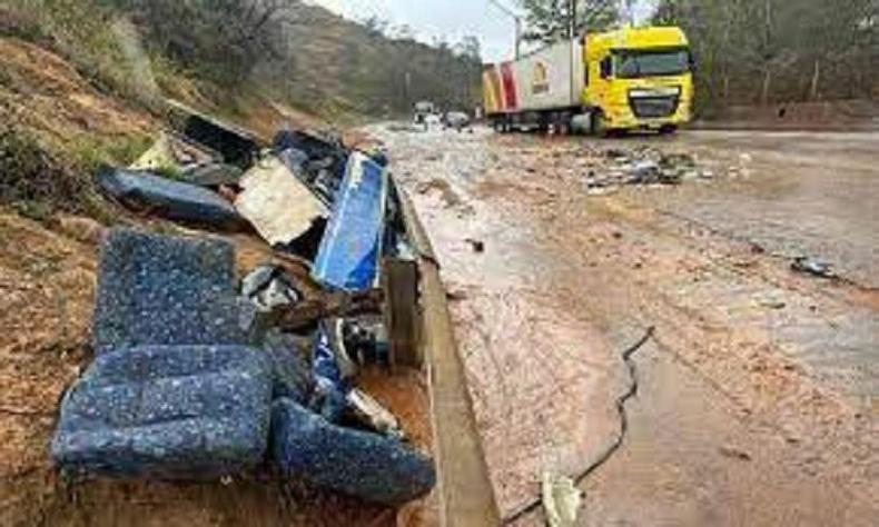 O acidente com a carreta na manhã desta segunda-feira ocorreu próximo à curva onde ônibus tombou matando sete pessoas(foto: Redes sociais) O acidente com a carreta na manhã desta segunda-feira ocorreu próximo à curva onde ônibus tombou matando sete pessoas