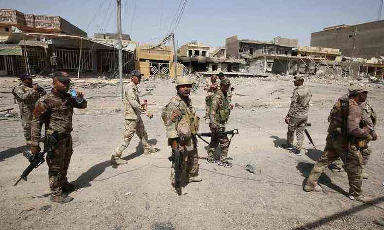 Membros das foras policiais do Iraque patrulham a cidade de Fallujah(foto: AFP / AHMAD AL-RUBAYE )
