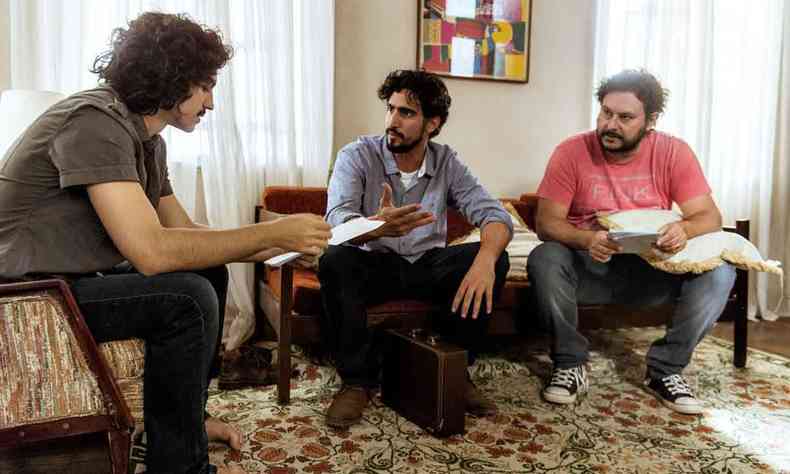 Os atores Gabriel Leone e Renato Ges passam o texto, sentados, ao lado do diretor Gustavo Fernandez