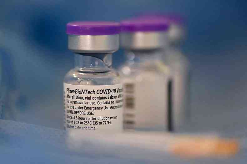 Ampolas de vacinas da Pfizer contra a COVID-19