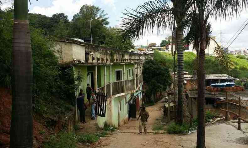 Segundo Urbel, moradores responsveis por 22 residncias foram notificados a deixarem suas casas no Aglomerado Santa Lcia ao lado do muro da BR-356(foto: Paulo Filgueiras/EM/D.A PRESS)