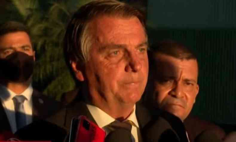 Bolsonaro reza com jornalistas(foto: Redes Sociais/Reproduo)