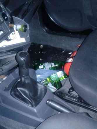 Guarda encontrou garrafas no carro do homem detido(foto: Guarda Municipal/Divulgao)