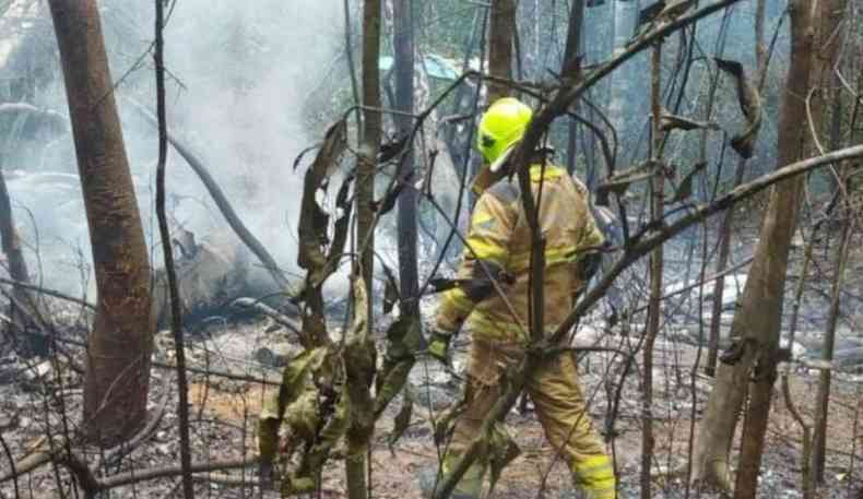 Momento em que Corpo de Bombeiros tentavam controlar o incndio aps a queda do avio 