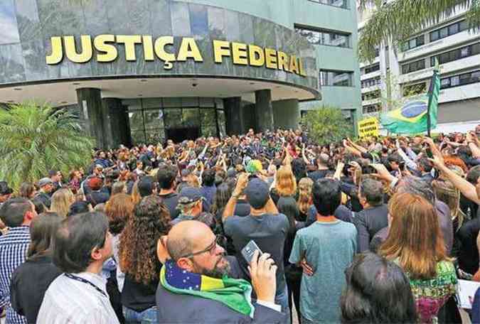 Centenas de pessoas se reuniram na sede da Justia Federal, em Curitiba, onde o procurador Deltan Dallagnol rebateu petistas(foto: Giuliano Gomes/Tribuna do Paran)