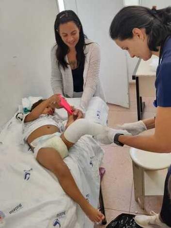 Derick Lohan da Silva em tratamento do p torto no Hospital da Baleia
