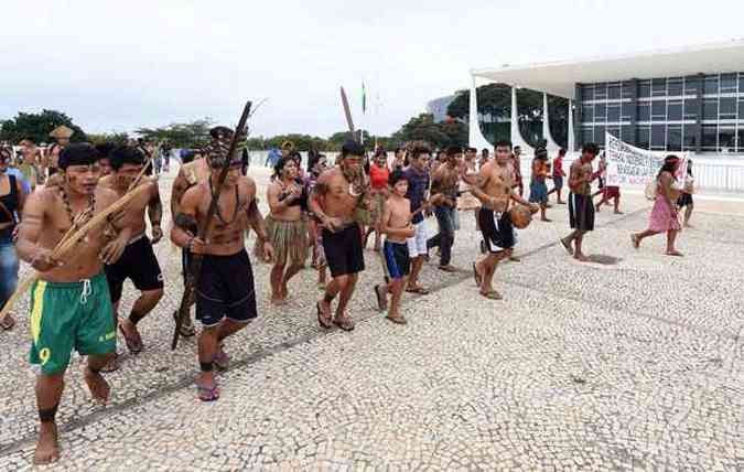 ndios de diferentes etnias protestaram em frente ao Palcio do Planalto, nesta tera-feira (27/5) (foto: Evaristo S/AFP)