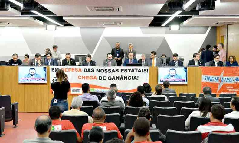 Deputados goianos foram convidados a participar da audincia pblica na Comisso de Minas e Energia da Assembleia Legislativa para falar da privatizao da antiga Celg, que foi comprada pela italiana Enel(foto: Daniel Protzner/ALMG)