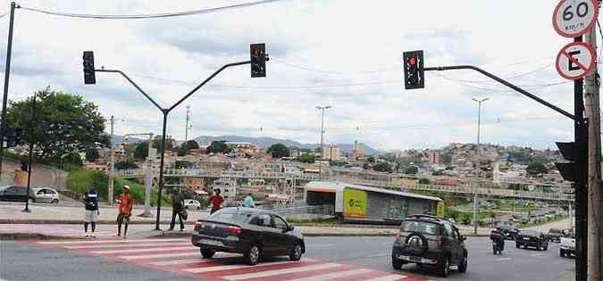 Avano de sinal na Antnio Carlos. condutores abusam da desobedincia s leis de trnsito(foto: Euler Junior/EM/D.A Press)
