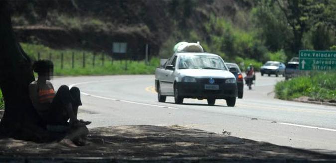 Garota espera abordagem de motoristas à beira da BR-116, em Governador Valadares, no Vale do Rio Doce(foto: Leandro Couri/EM/D.A Press) Garota espera abordagem de motoristas à beira da BR-116, em Governador Valadares, no Vale do Rio Doce(foto: Leandro Couri/EM/D.A Press)