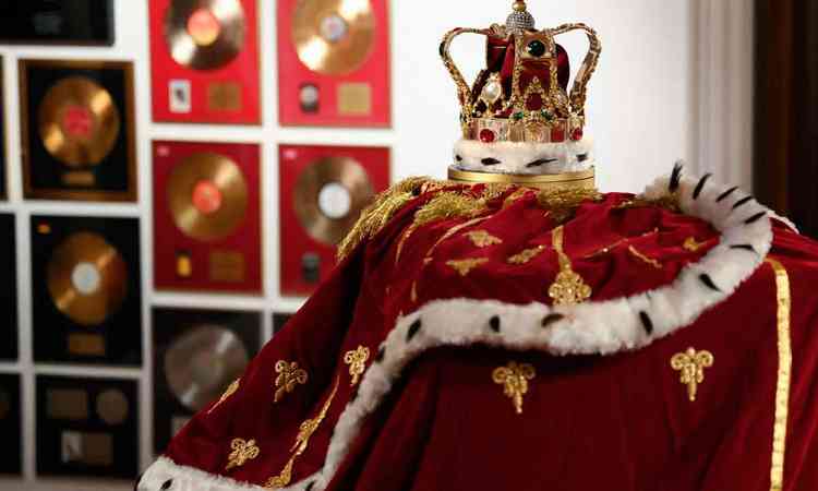Conjunto de coroa e manto do vocalista do Queen  Freddie Mercury