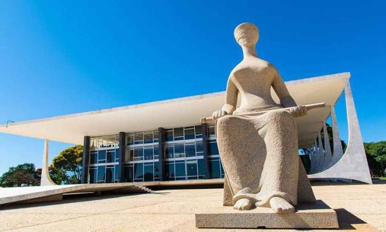 Volta à pauta o debate sobre quais critérios objetivos podem ser usados para distinguir usuários de traficantes.(foto: CNJ / Divulgação) Fachada do STF em Brasília, com a estátua da Justiça em primeiro plano