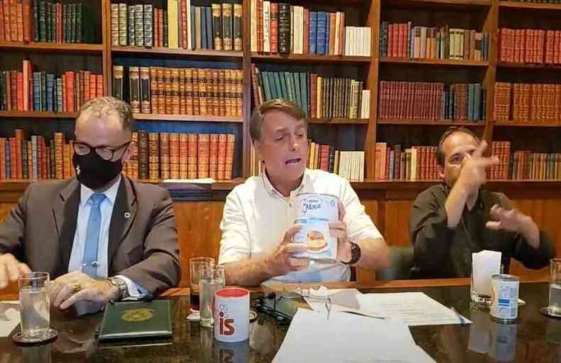 Bolsonaro exibe lata gigante de leite condensado que recebeu de youtuber nesta semana(foto: Reproduo)