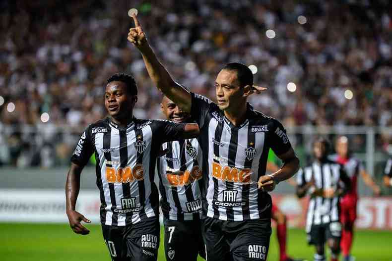 Cazares e Ricardo Oliveira tm sido os destaques do time principal do Galo, que bateu o Danubio e est com a classificao  fase de grupos da Libertadores encaminhada em cima do Defensor(foto: Bruno Cantini/Atltico)