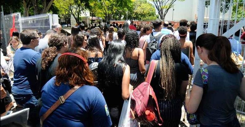 Estudantes na entrada das provas da semana passada em BH: na última etapa, neste domingo, testes serão de ciências da natureza e matemática(foto: Leandro Couri/EM/D.A Press) Estudantes na entrada das provas da semana passada em BH: na última etapa, neste domingo, testes serão de ciências da natureza e matemática(foto: Leandro Couri/EM/D.A Press)