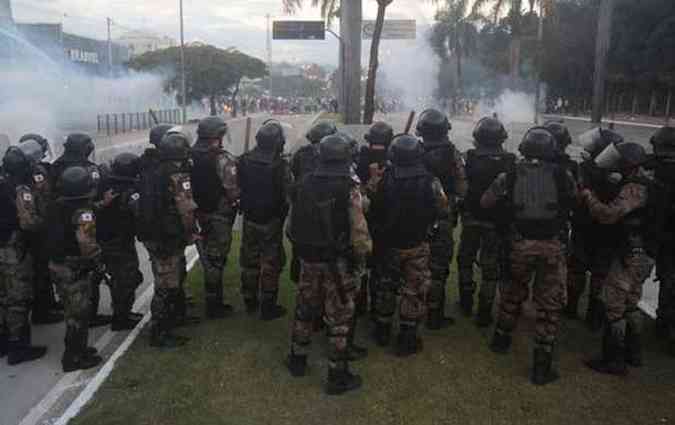 Conflito entre manifestantes e policiais em BH: unidades de segurana sero concludas s vsperas da Copa (foto: Leandro Couri/EM/D.A Press - 17/6/13)