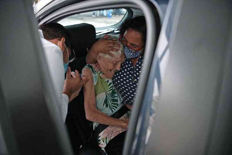 Uma idosa recebe a dose da CoronaVac no Rio de Janeiro, em 6 de fevereiro de 2021 (Carl De Souza / AFP)