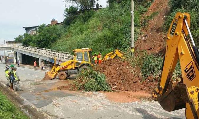 Remoção da terra que escorregou para a marginal do Anel Rodoviário na altura do Nairro Carlos Prates, Noroeste de BH, já começou a ser retirada(foto: Edésio Ferreira/EM/D.A PRESS) Remoção da terra que escorregou para a marginal do Anel Rodoviário na altura do Nairro Carlos Prates, Noroeste de BH, já começou a ser retirada(foto: Edésio Ferreira/EM/D.A PRESS)