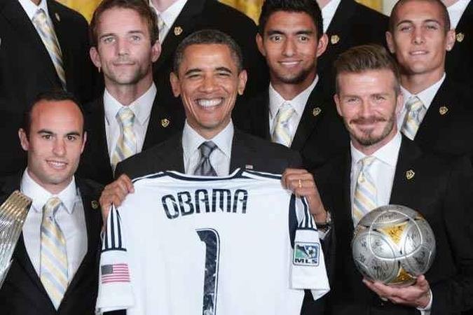Obama recebe David Beckham e os jogadores do LA Galaxy, time que ganhou o campeonato americano de futebol(foto: MANDEL NGAN / AFP)