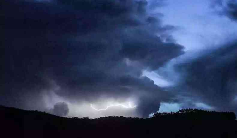 Cu escuro com nuvens pesadas, indicativo de chuva