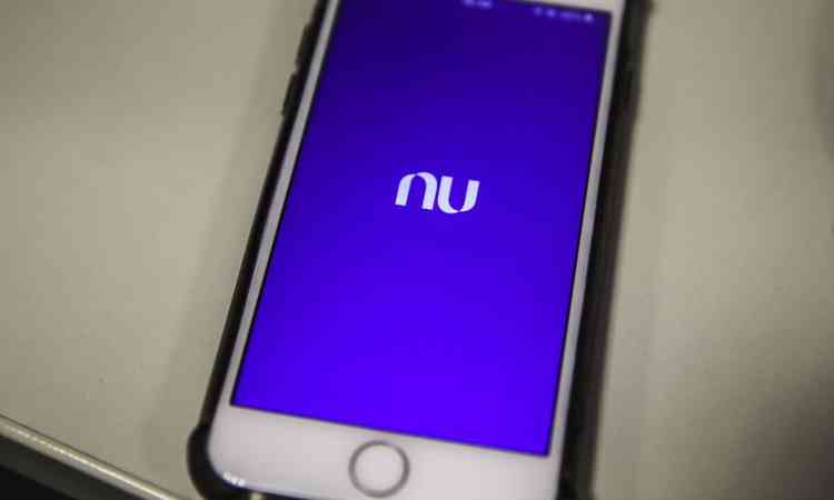 Celular com aplicativo no Nubank