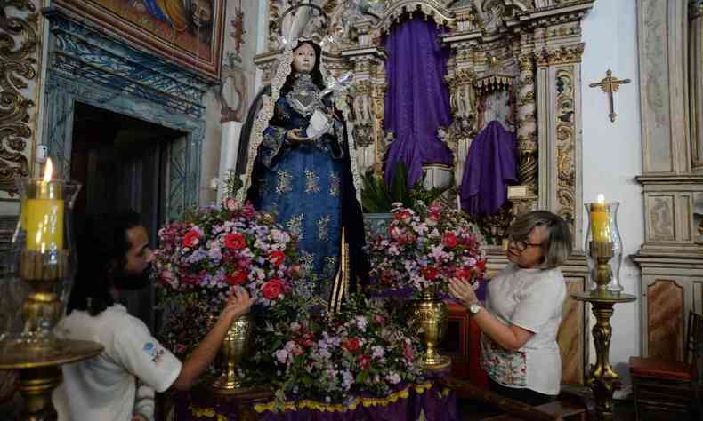 Voluntrios ajeitam o andor de Nossa Senhora das Dores, no Santurio Arquidiocesano Santa Luzia
