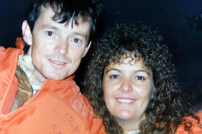 Moss e Tracy estavam entre as últimas pessoas a serem içadas em segurança pelo helicóptero(foto: BBC) Moss e Tracy Hills a bordo do Oceanos, 3 de agosto de 1991