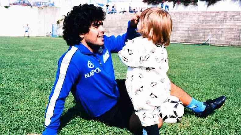 Maradona e a filha Dalma em 1989: ex-jogador demorou anos para reconhecer filhos fruto de casos extraconjugais(foto: Getty Images)