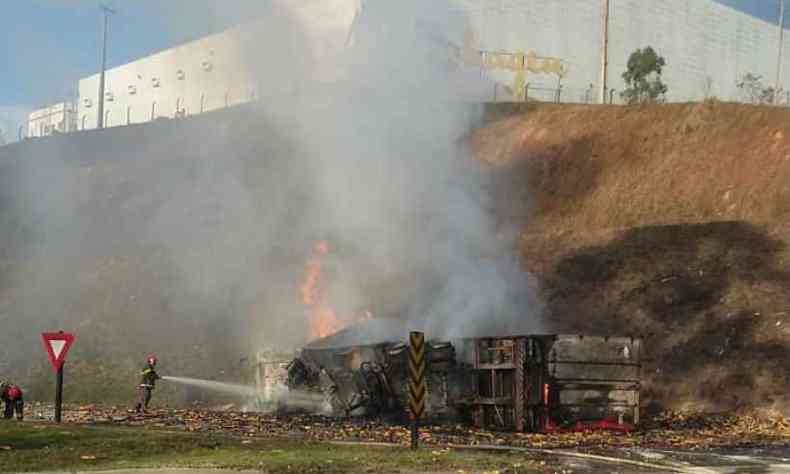 Corpo de Bombeiros conseguiu conter as chamas(foto: Polcia Rodoviria Federal (PRF) / Divulgao)