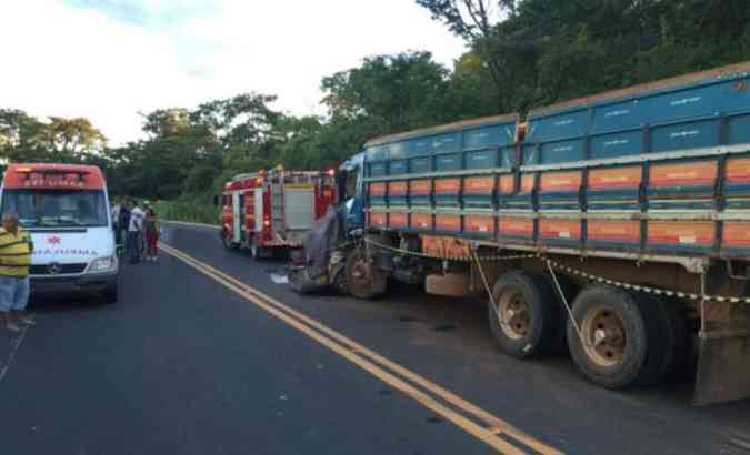 O trnsito ficou fechado na rodovia por causa do acidente(foto: Corpo de Bombeiros/Divulgao)