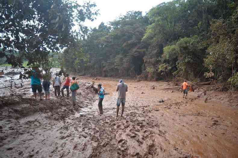 Moradores na margem do Rio Paraopeba, tomado pela lama depois do rompimento da barragem da minerao da Vale: temores constantes concretizados no desastre de sexta-feira (foto: Alexandre Guzanshe/em/d.a press)