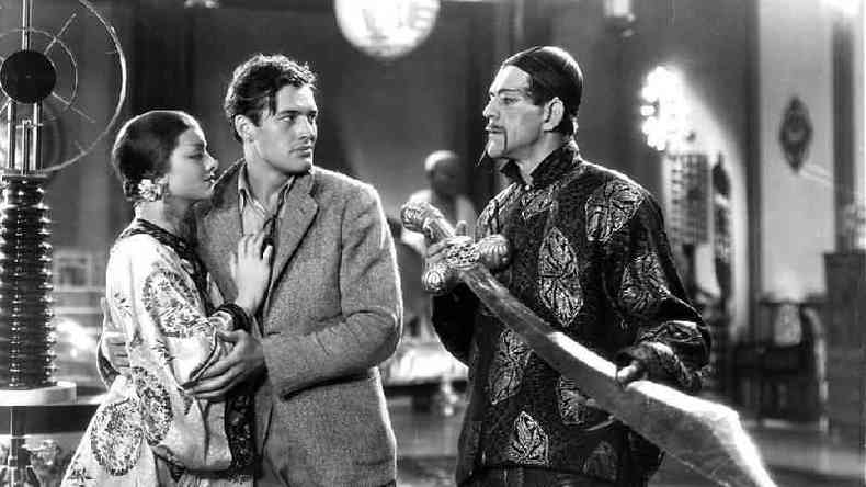 Myrna Loy abraando Charles Starrett enquanto assistia Boris Karloff em uma cena do filme 'The Mask Of Fu Manchu', 1932.