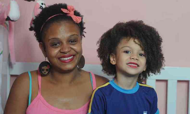 Ana Paula assumiu os cachos para fazer com que a filha, Bia, se sentisse bonita com sua cabeleira, estudou os cuidados para pelos crespos e abriu um salo(foto: Leandro Couri/EM/D.A Press)