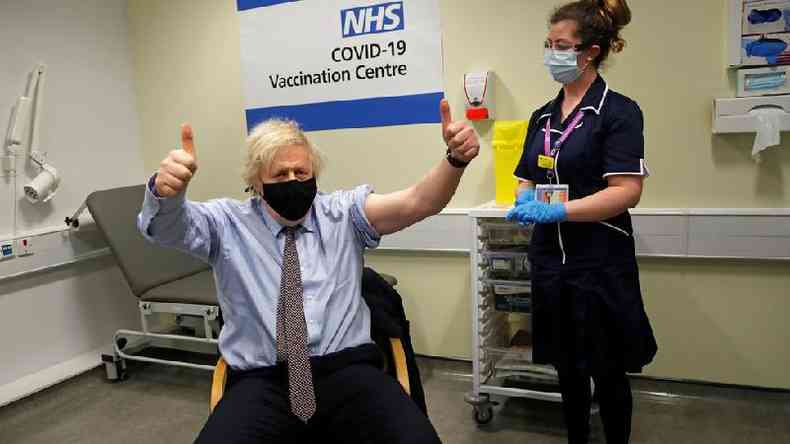 Boris Johnson recebeu a vacina pelo NHS, o sistema de sade pbica do Reino Unido