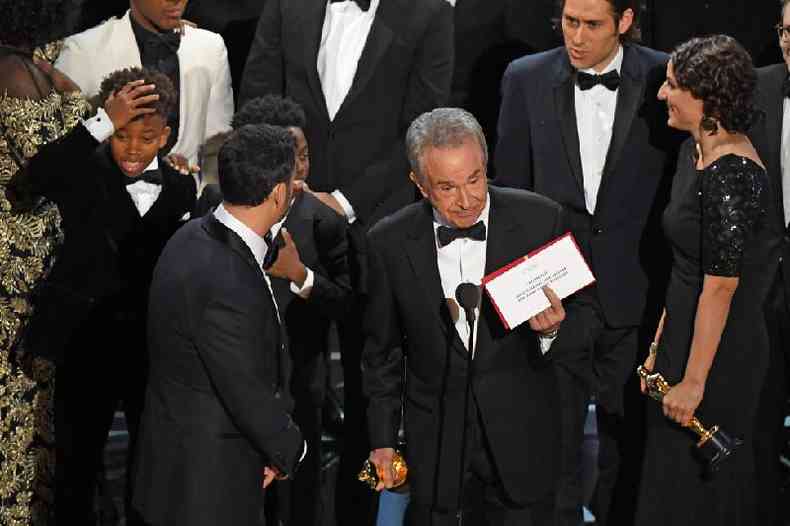 O ator norte-americano Warren Beatty (C) mostra o envelope com o filme vencedor do Oscar 2017, 'Moonlight', em 27 de fevereiro daquele ano em Los Angeles