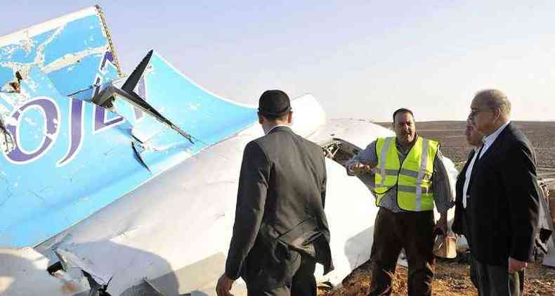 Destroos do avio russo que caiu no Hassana, rea montanhosa da Pennsula do Sinai do Egito(foto: SELIMAN AL-OTEIFI/AFP )