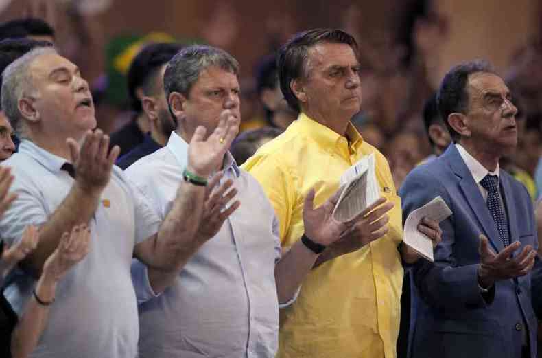 Bolsonaro e Tarcsio de Freitas oram na Catedral de Aparecida