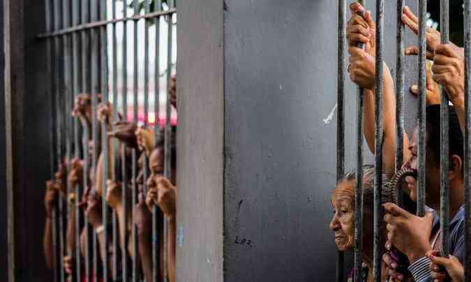 Familiares aguardam informaes aps um tumulto que terminou com pelo menos quatro prisioneiros mortos na priso pblica Desembargador Raimundo Vidal Pessoa, nesse domingo, em Manaus(foto: AFP / RAPHAEL ALVES )